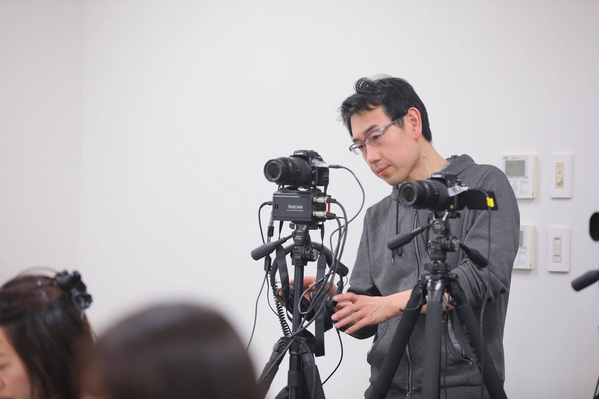 発表会の会場で撮影する様子